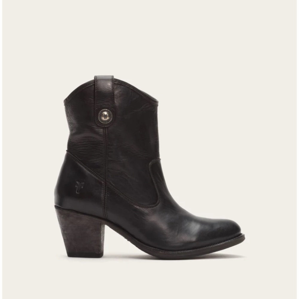 Frye
Jackie Button Short